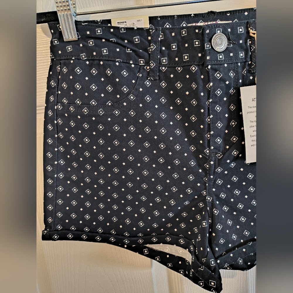 Kohls SO Sz 7 Shortie High Rise Stylish Black Patterned Women's Shorts - Picture 2 of 9